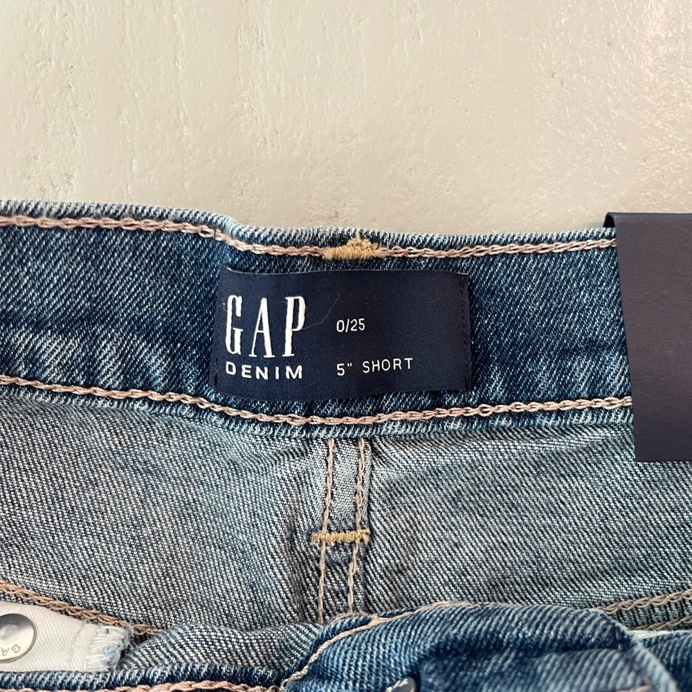 NWT GAP 5” Mid Rise Denim Shorts Rolled Hem Medium Wash 0/25 - Picture 6 of 7